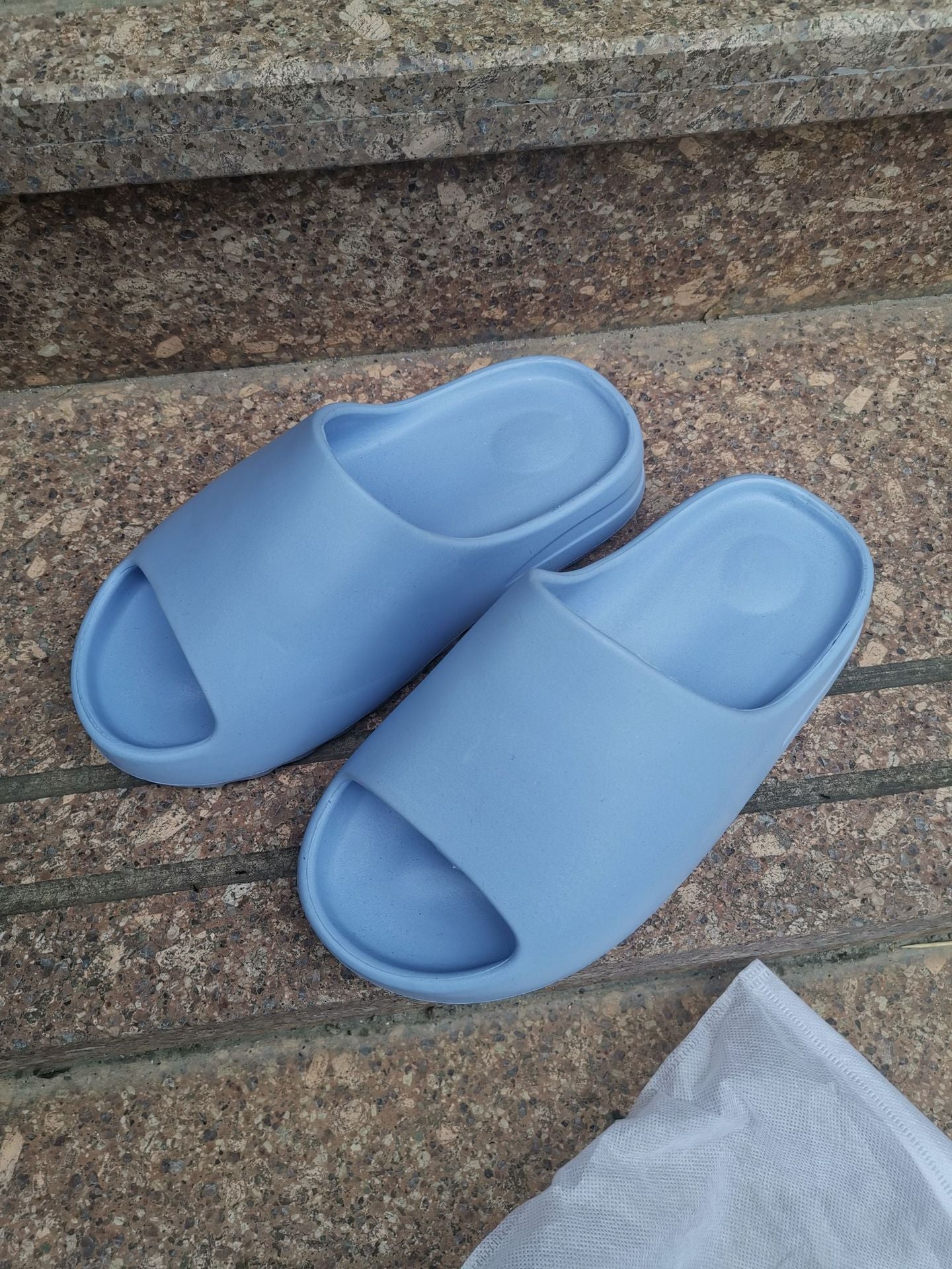 YZY fashion couple home soft slippers thick bottom non-slip EVA indoor shoes flat slides Men's Women's Beach